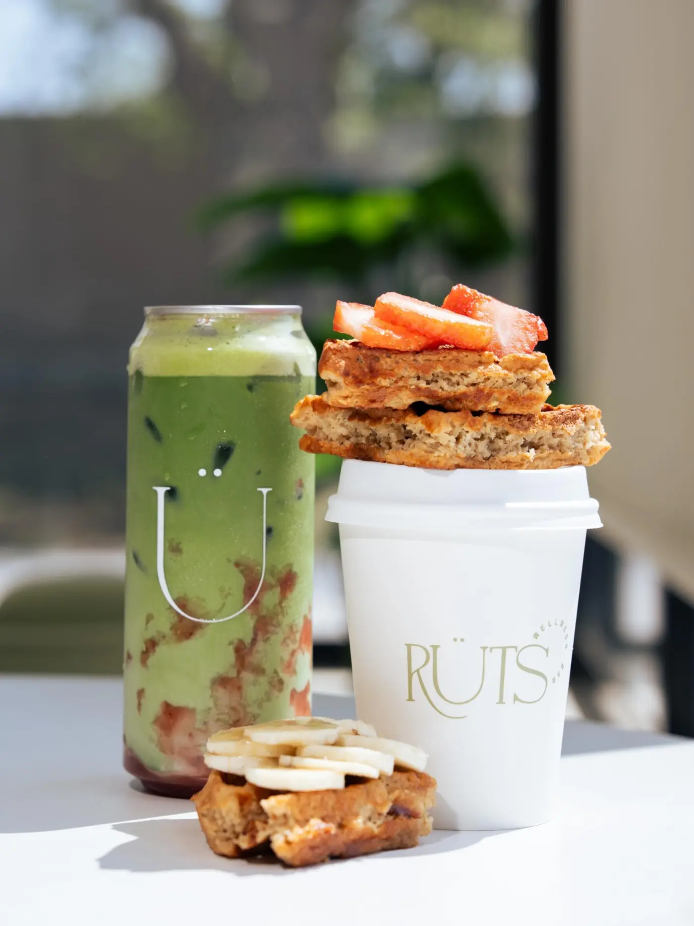 IJsmatcha en wafels met aardbeien bij Rüts Wellness Bar, Nuevo Laredo