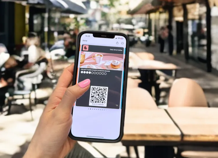 Kunde mit digitaler Kundenkarte im Apple Wallet