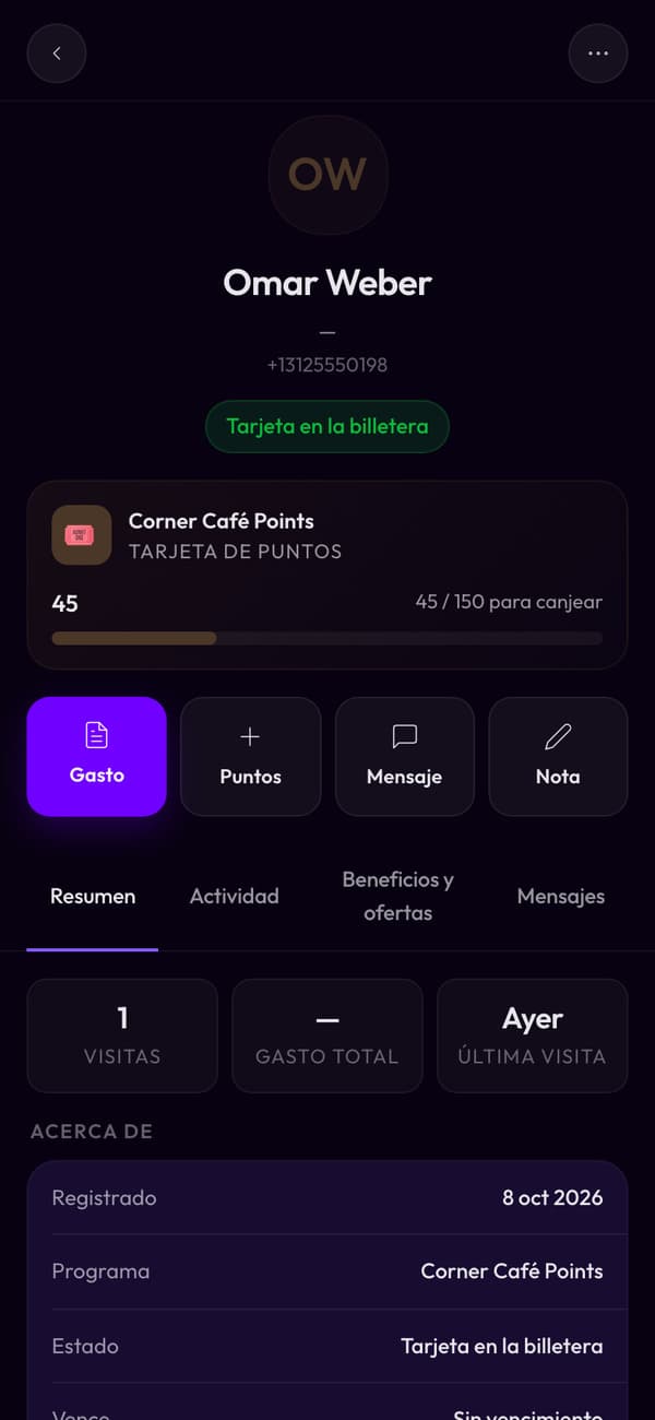 Un cliente en Passtastic: nombre, teléfono, la tarjeta en su wallet y sus sellos