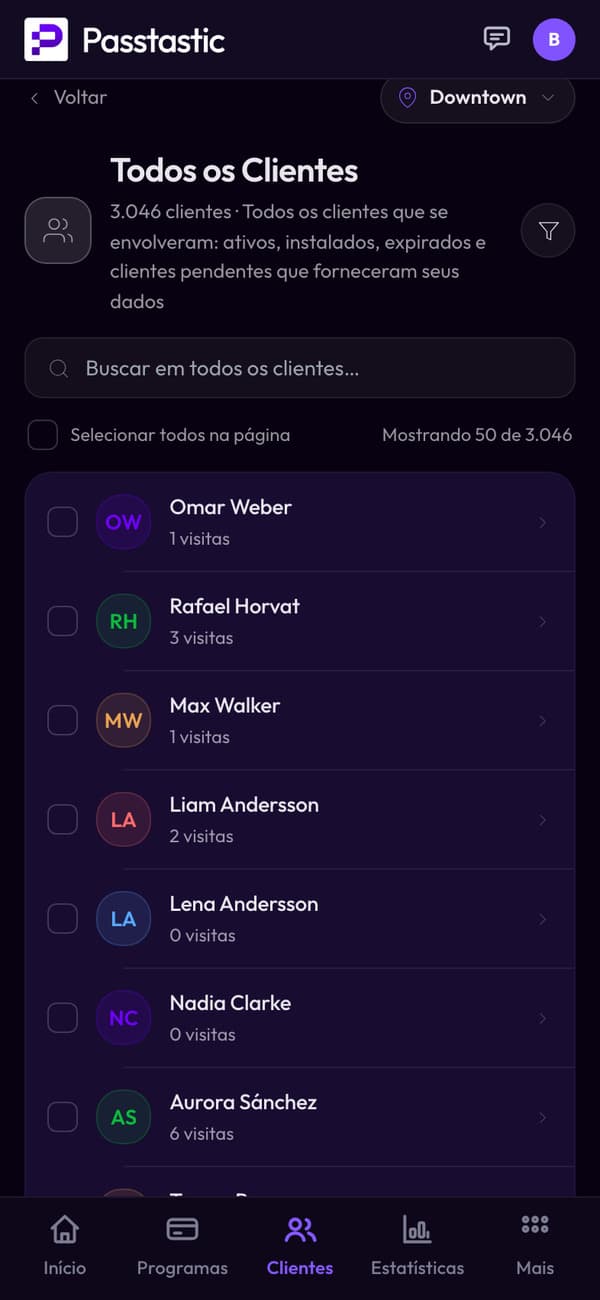 A lista de clientes com nomes, programa, status, visitas, progresso e última atividade