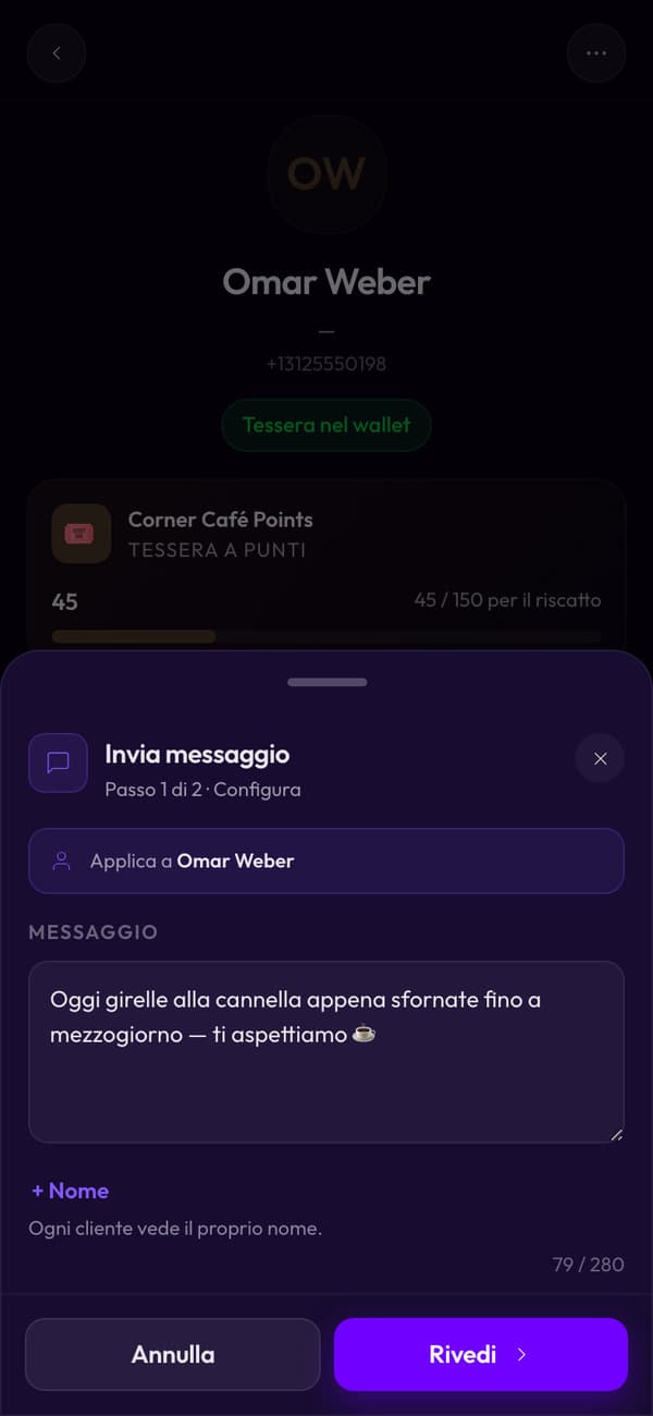 Scrittura di un messaggio a un cliente di Corner Café: girelle alla cannella fresche fino a mezzogiorno