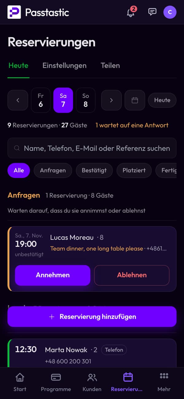 Der Reservierungs-Screen für einen Samstag: eine 8er-Gruppe wartet auf Bestätigung, darunter Mittag und Abend mit gezählten Reservierungen und Gedecken
