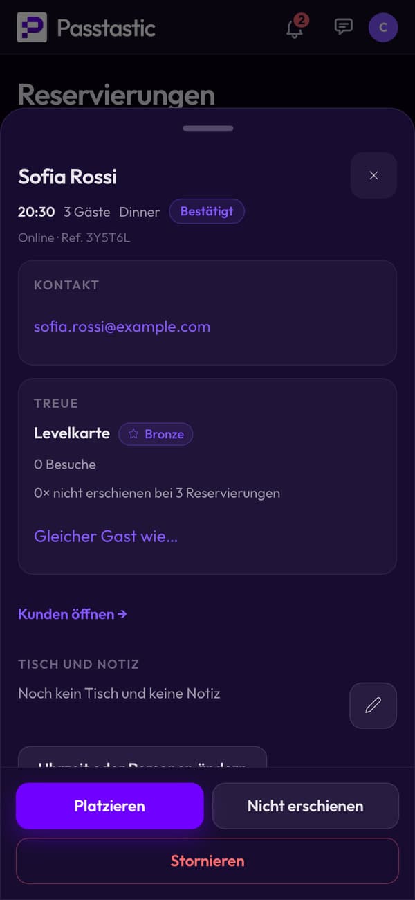 Eine Reservierung auf dem Handy geöffnet: der Kontakt des Gastes, ihre Treuekarte und Besuche und die Buttons Platzieren, Nicht erschienen und Stornieren