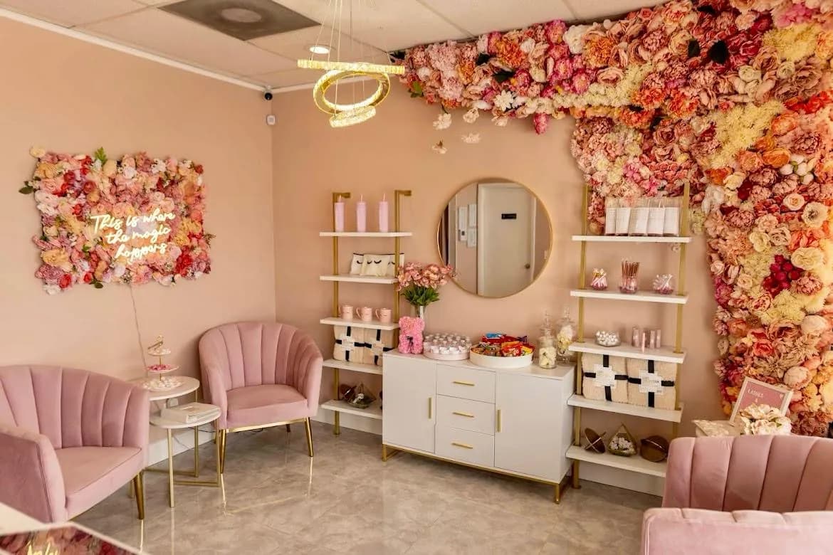 Interni di iGlam Lab con l'arredamento rosa oro caratteristico