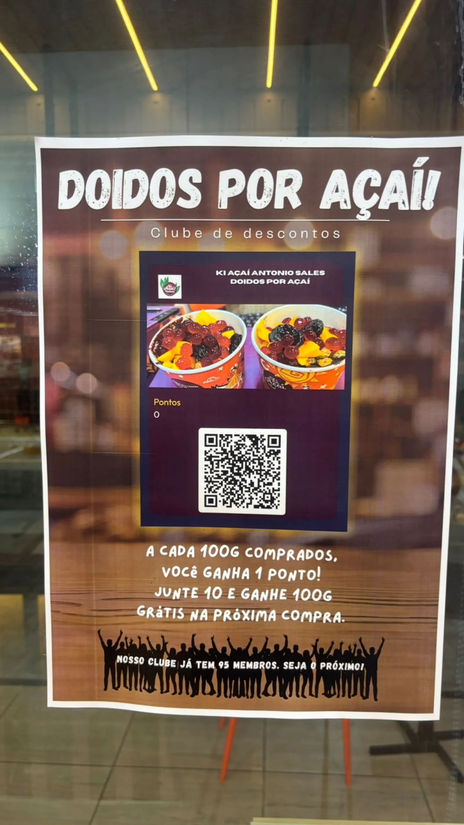 Close-up of the Doidos por Açaí poster with QR code and loyalty card preview