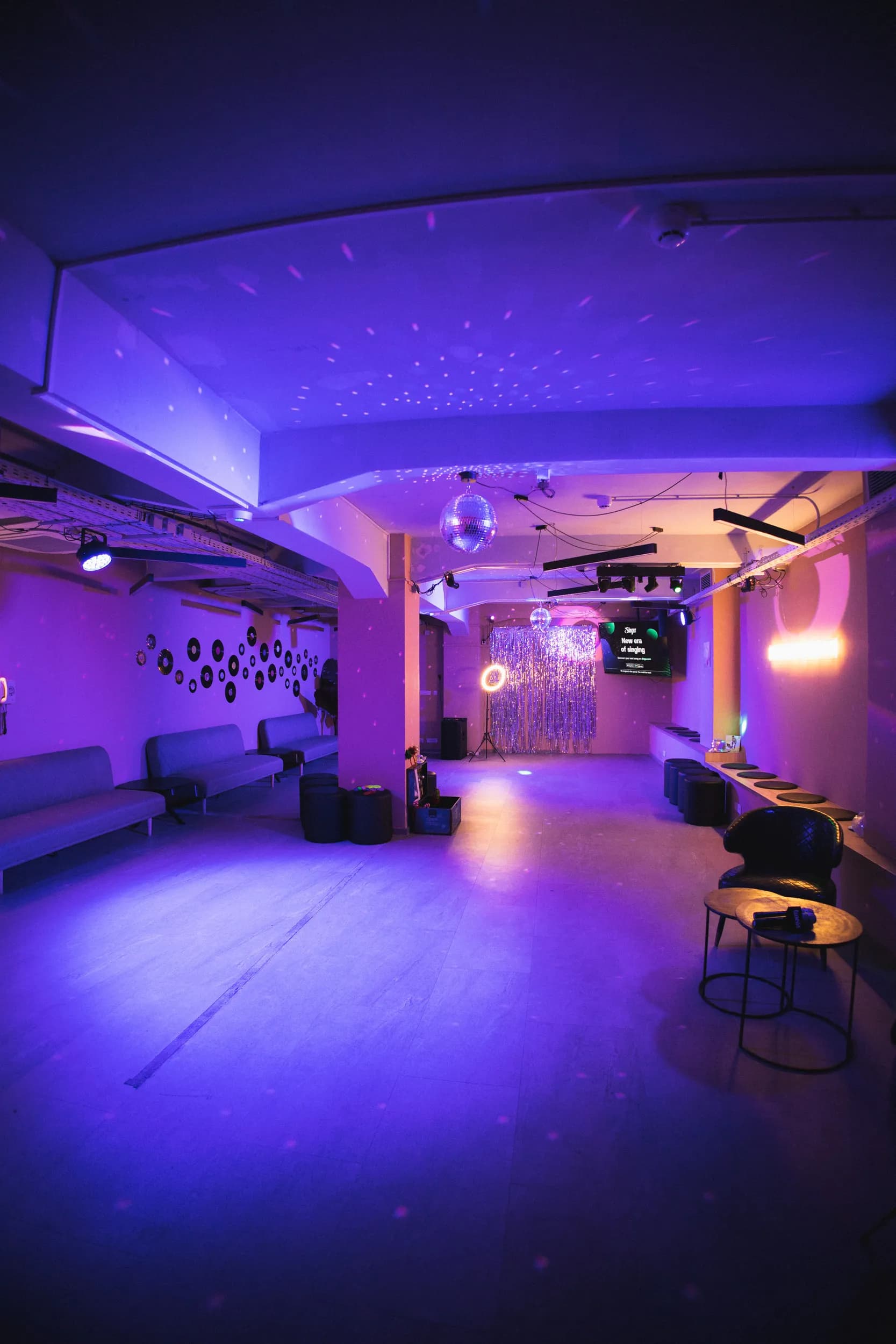 Interior de una sala privada de karaoke en Tune In