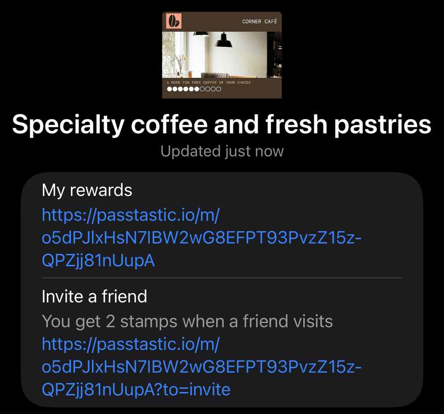El reverso de una tarjeta de sellos de Corner Café en Apple Wallet: un enlace My rewards y, debajo de Invite a friend, «You get 2 stamps when a friend visits» con el enlace de invitación