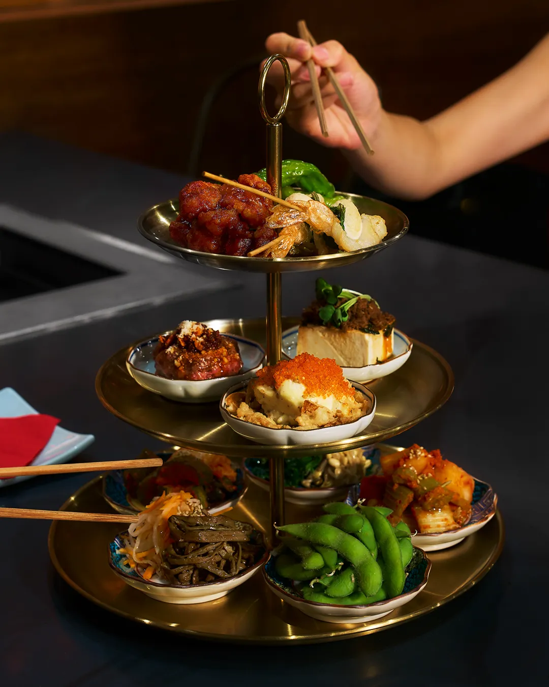 Etagere mit koreanischen Beilagen im Yakiniku Futago, New York