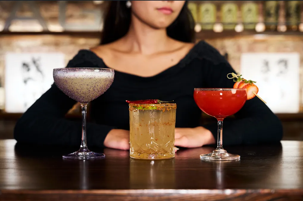 Drei Cocktails auf der Bar im Yakiniku Futago, New York