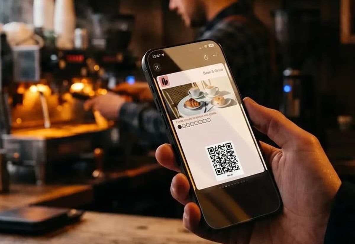 A Holded TPV ticket with a customer and a loyalty card on a phone