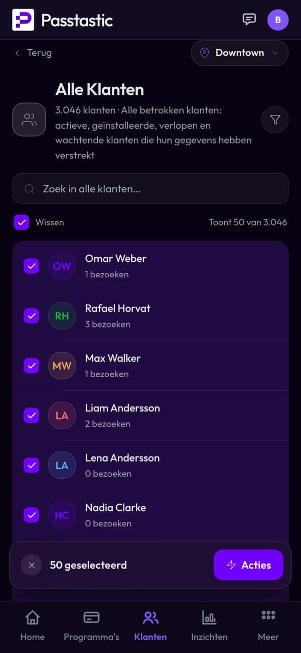 Vijf klanten aangevinkt in de lijst, met een knop Acties