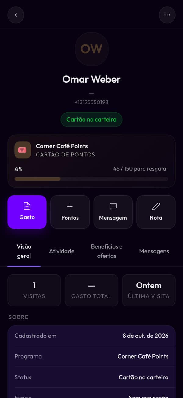 Um cliente no Passtastic: nome, telefone, o cartão na wallet e os carimbos