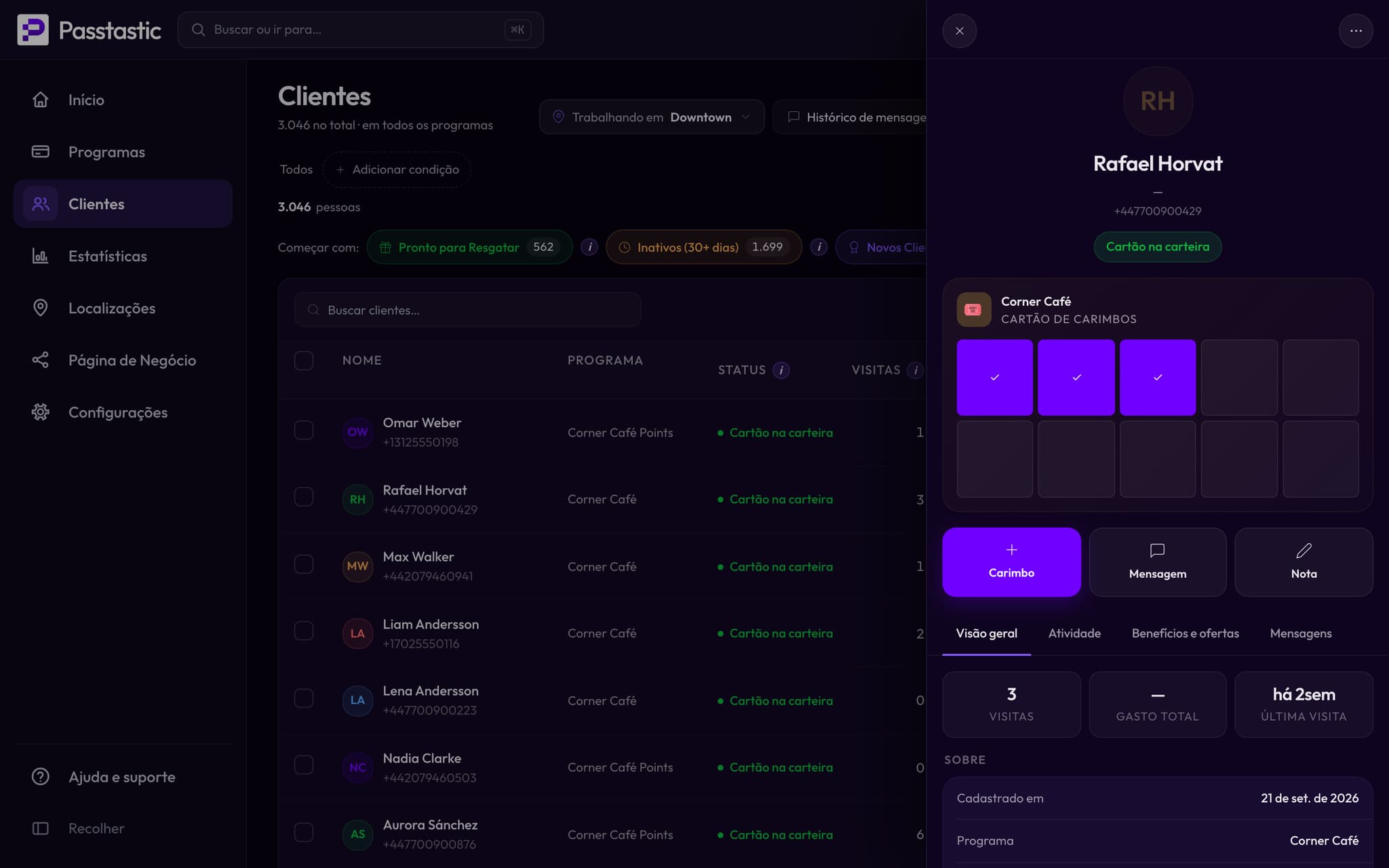 Um cliente no Passtastic: nome, telefone, o cartão na wallet e os carimbos