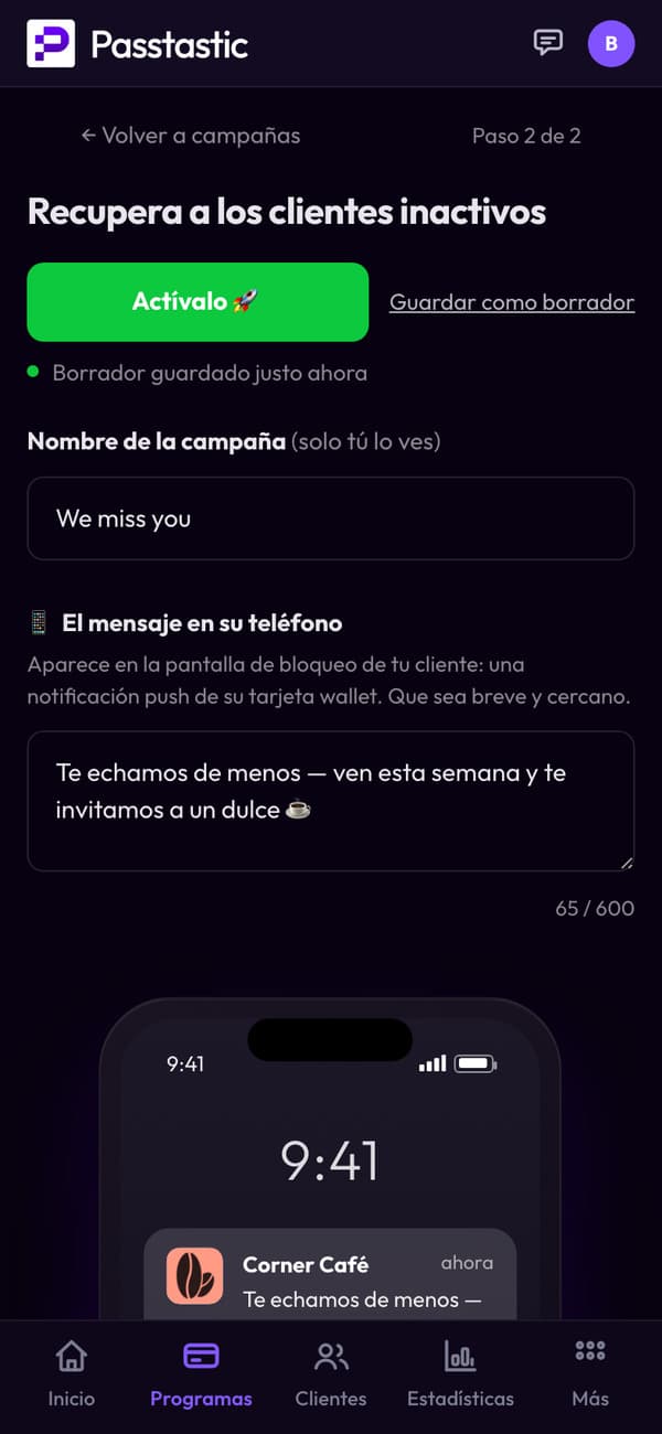 Escribiendo la campaña Te echamos de menos, con una vista previa en vivo de la pantalla de bloqueo del cliente