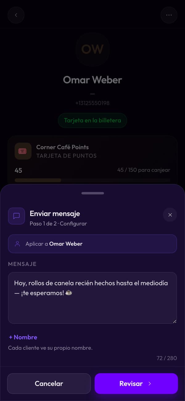 Escribiendo un mensaje a un cliente de Corner Café: rollos de canela recién hechos hasta el mediodía