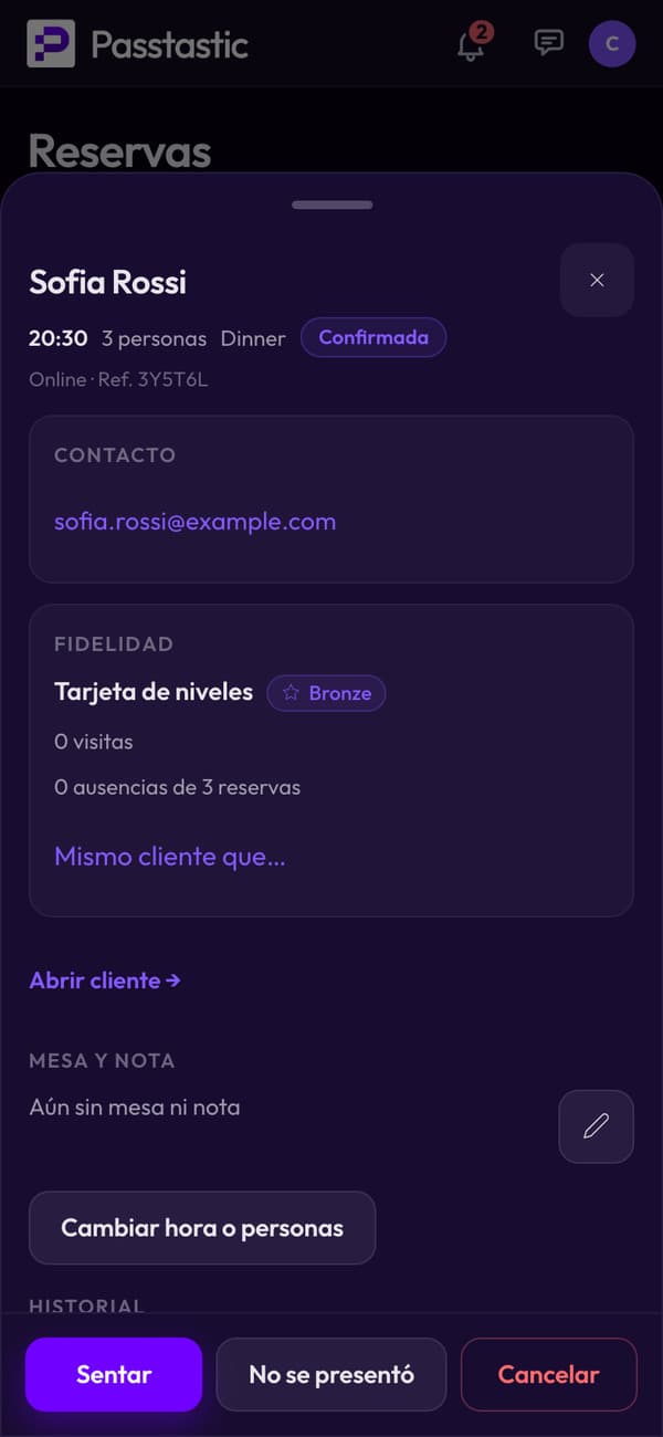 Una reserva abierta en el móvil: el contacto del cliente, su tarjeta de fidelidad y visitas, y los botones Sentar, No vino y Cancelar