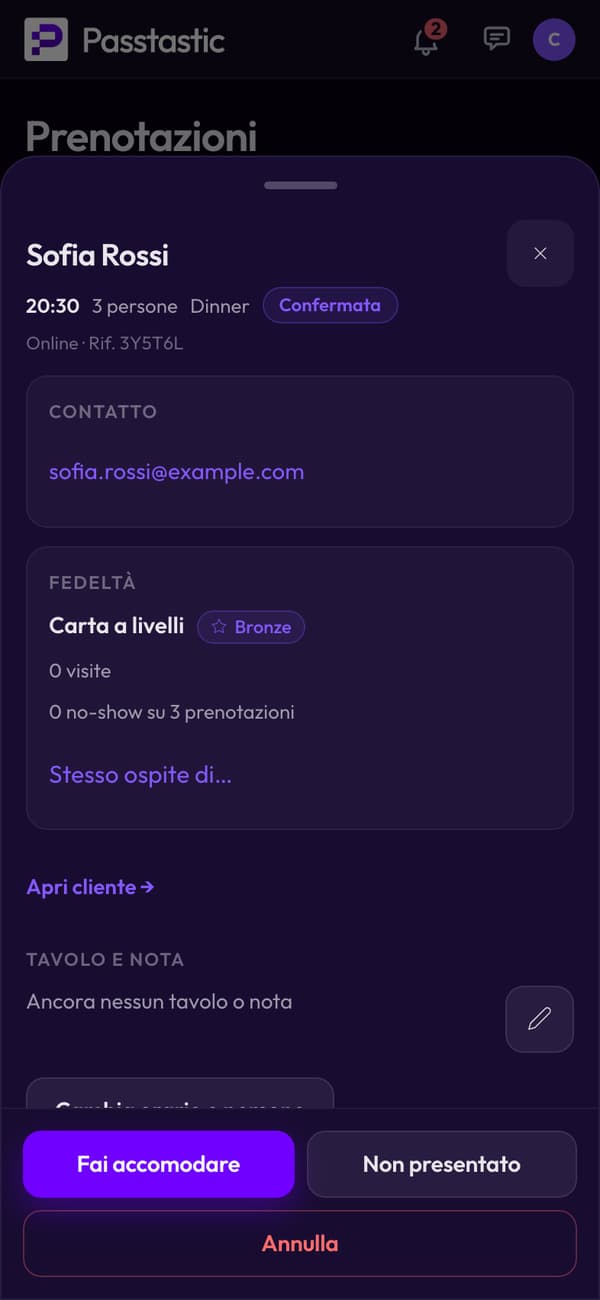 Una prenotazione aperta sul telefono: il contatto dell'ospite, la sua carta fedeltà e le visite, e i pulsanti Accomoda, No-show e Annulla