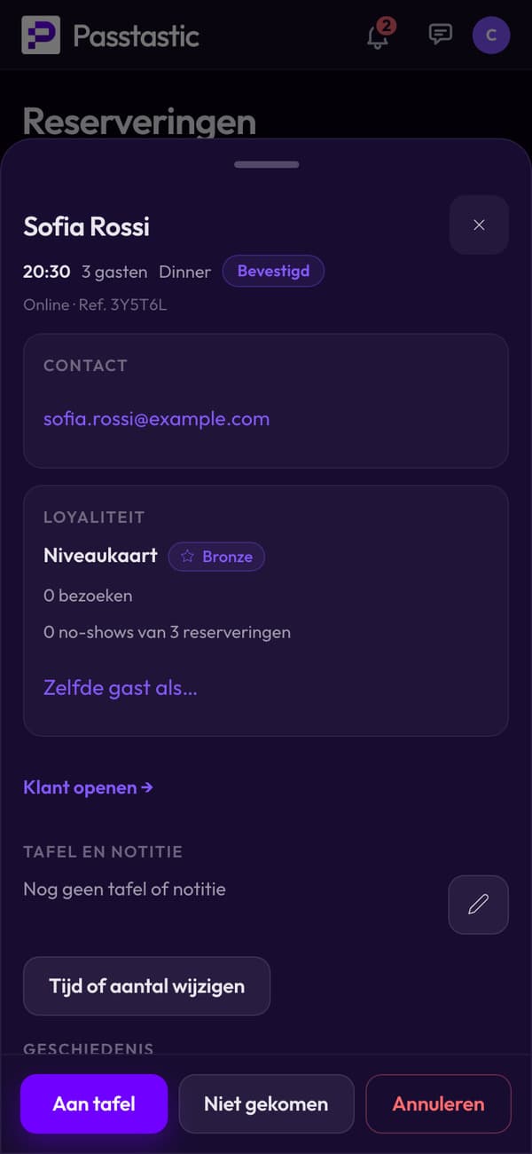 Een reservering geopend op de telefoon: het contact van de gast, haar klantenkaart en bezoeken, en de knoppen Plaatsen, No-show en Annuleren