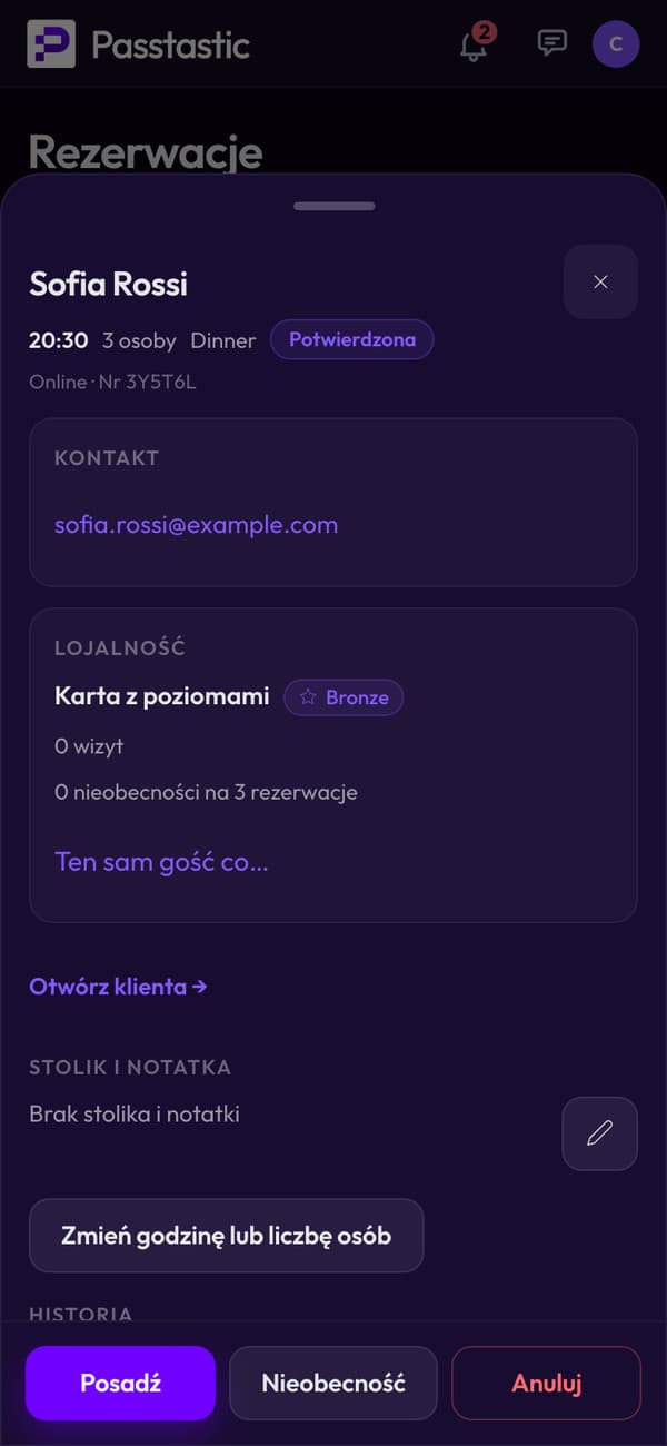 Rezerwacja otwarta w telefonie: kontakt gościa, jej karta lojalnościowa i wizyty oraz przyciski Posadź, Nie przyszedł i Anuluj