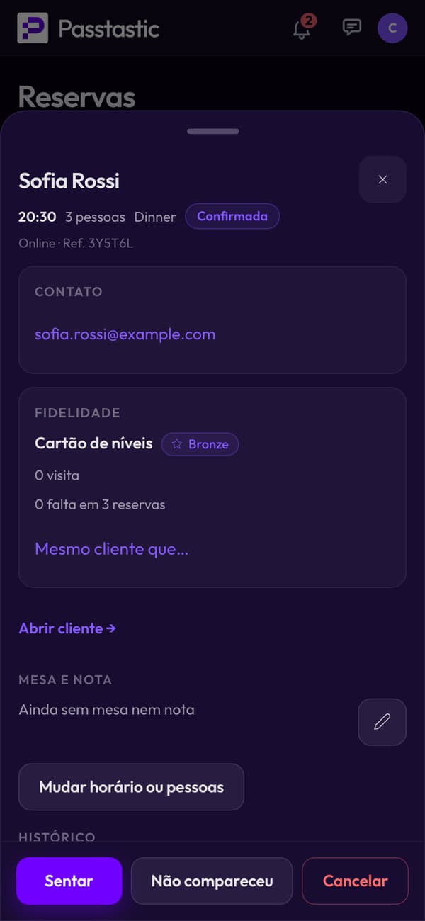 Uma reserva aberta no celular: o contato do cliente, o cartão fidelidade e as visitas dela, e os botões Sentar, Não compareceu e Cancelar