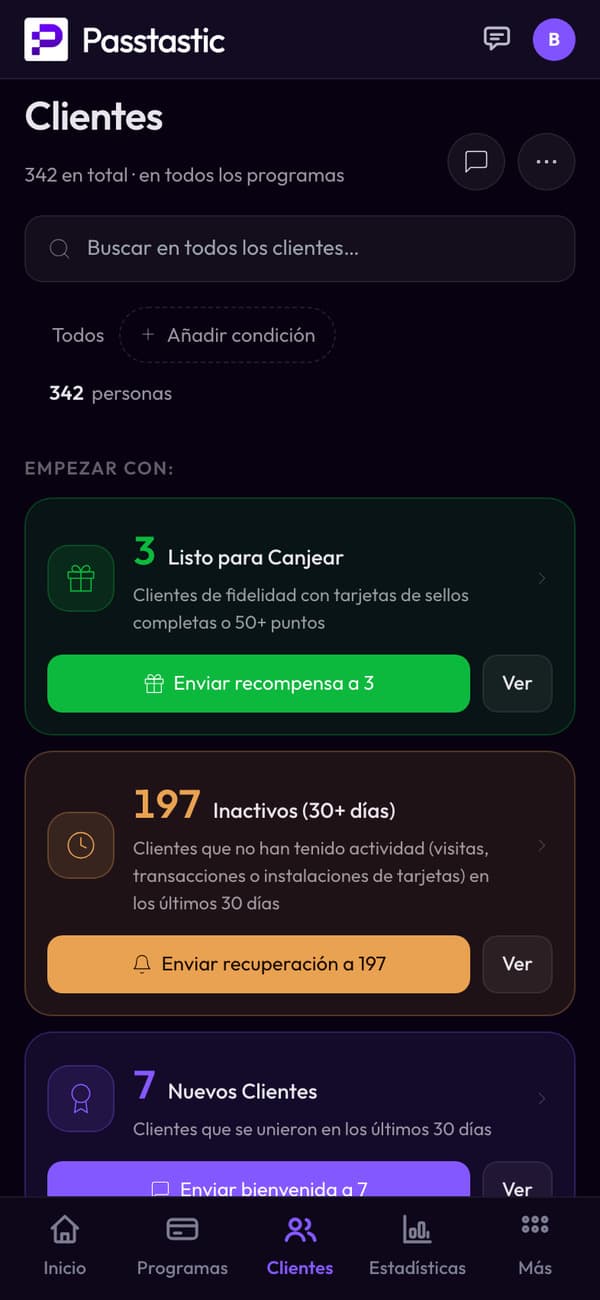 La pantalla de clientes de Studio Lumi: cada cliente con sus visitas, sellos y última visita, y grupos para quien ya puede canjear una recompensa o no ha vuelto en 30 días