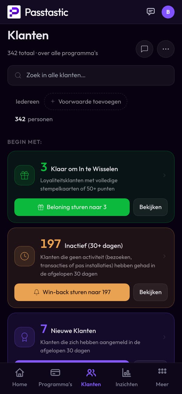 Het klantenscherm van Studio Lumi: elke klant met bezoeken, stempels en laatste bezoek, plus groepen voor wie een beloning kan inwisselen of al 30 dagen niet is geweest