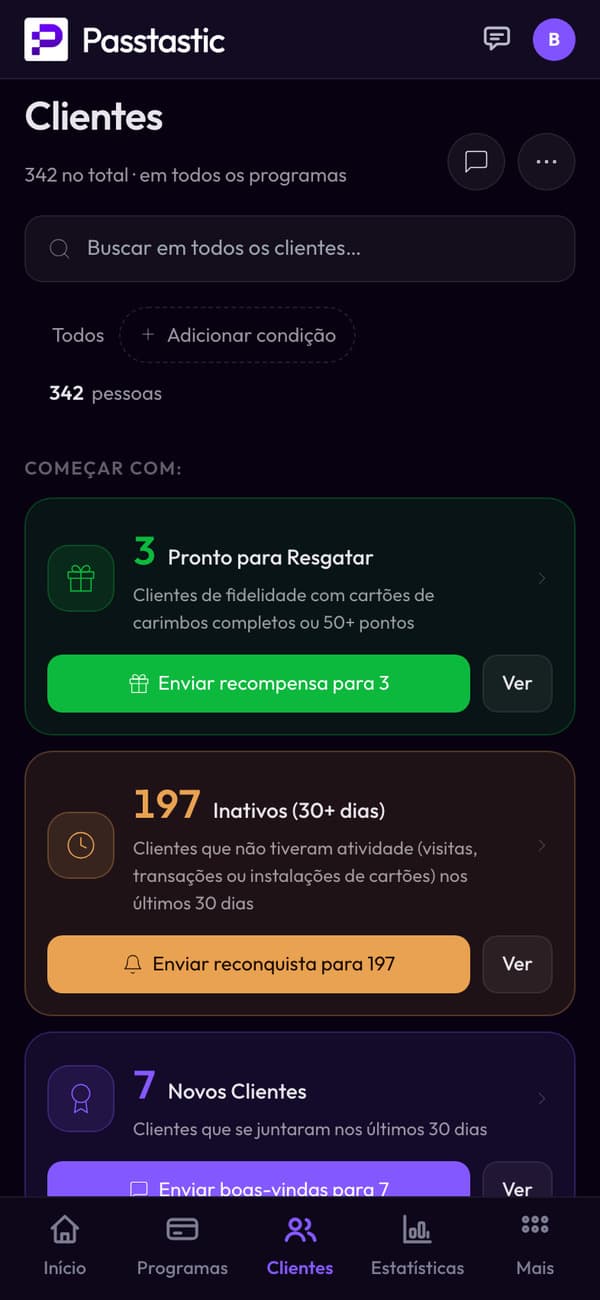 A tela de clientes do Studio Lumi: cada cliente com visitas, carimbos e última visita, e grupos de quem já pode resgatar uma recompensa ou não volta há 30 dias